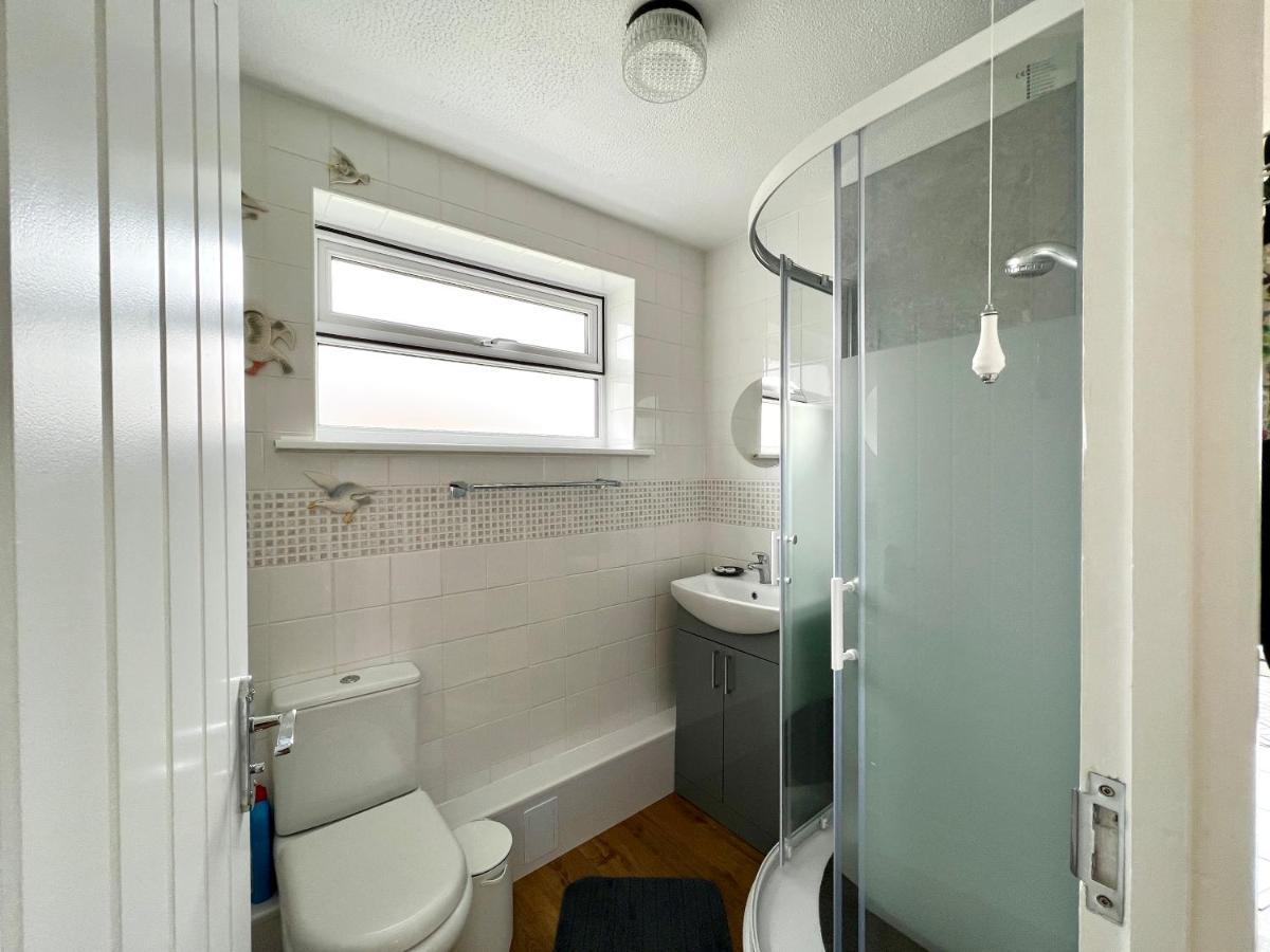 Seaview Self-Catering Coastal Bungalow In Rural West Wight Freshwater Extérieur photo